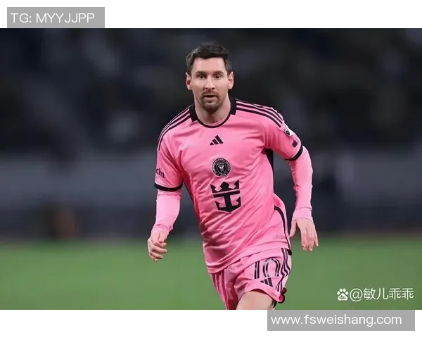 足球巨星脚步轻盈踏雪前行 展现寒冬中的非凡魅力与力量