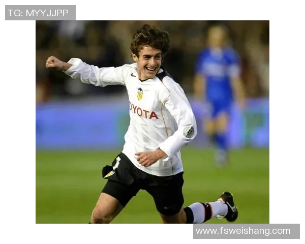 足球球星风采展示：场上英姿与个人魅力完美融合的时刻